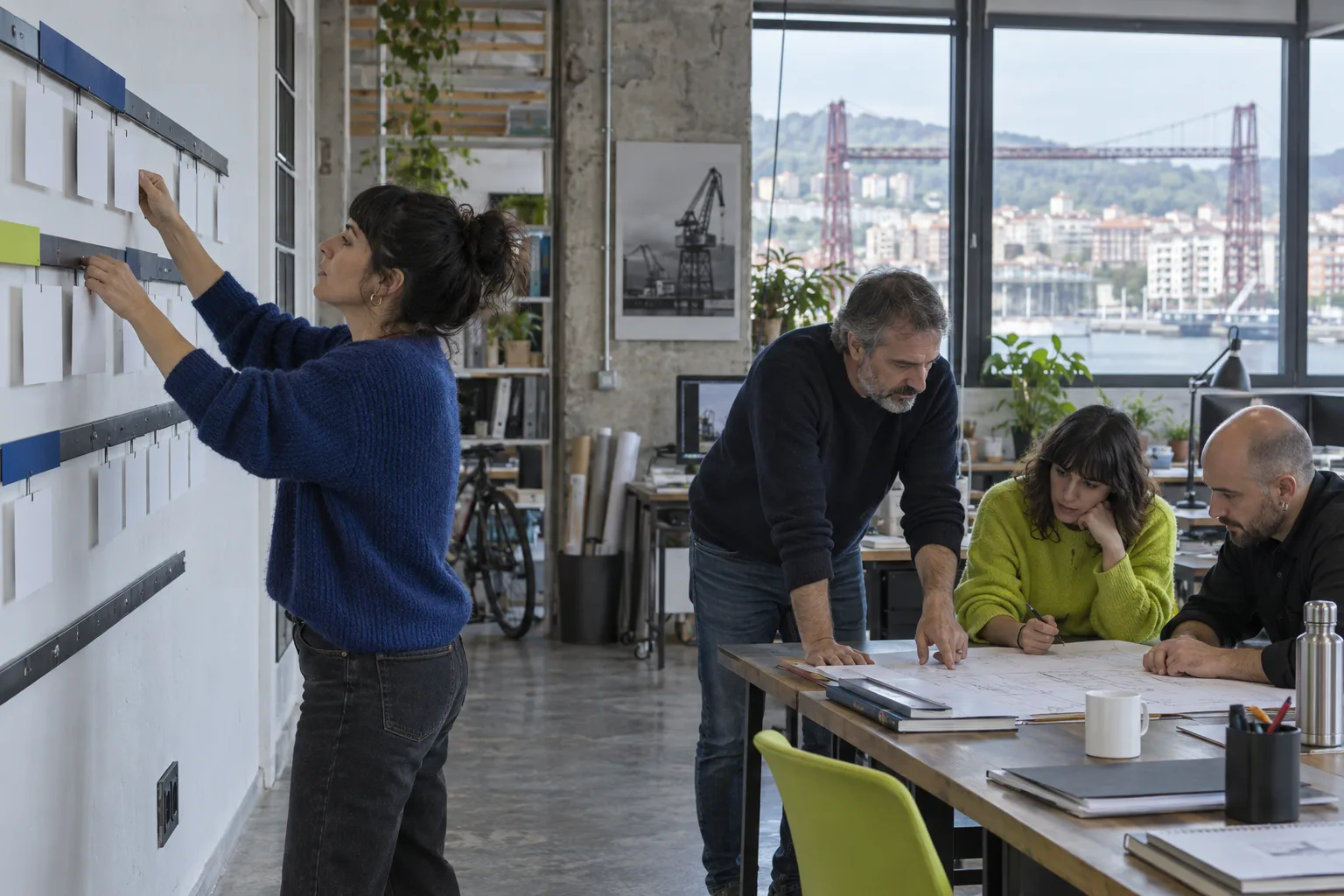 Equipo pequeño revisa el flujo de un proyecto